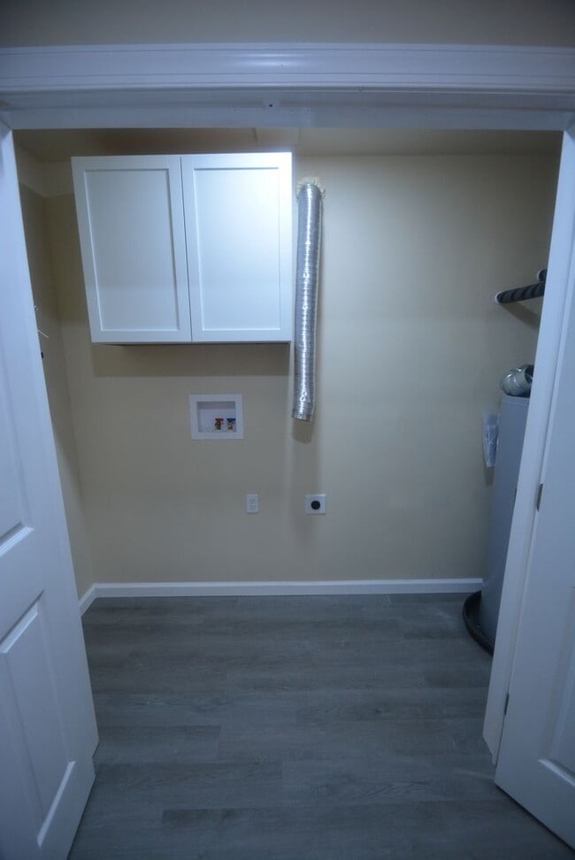 Building Photo - Updated and Charming 3 Bedroom 1.5 Bathroo...