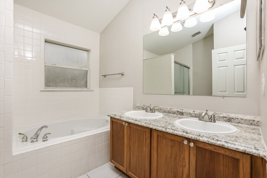 Building Photo - 13709 Valleybrooke Ln