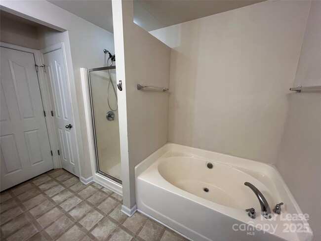 Building Photo - 10010 Blakeney Preserve Dr