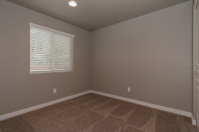 Building Photo - 2bdrm/1bthrm Tiny House  ~ Landscaping Inc...