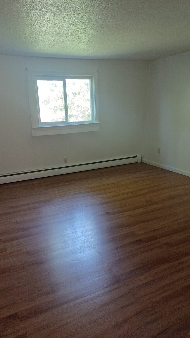 Building Photo - 82 Glen Eagle Dr