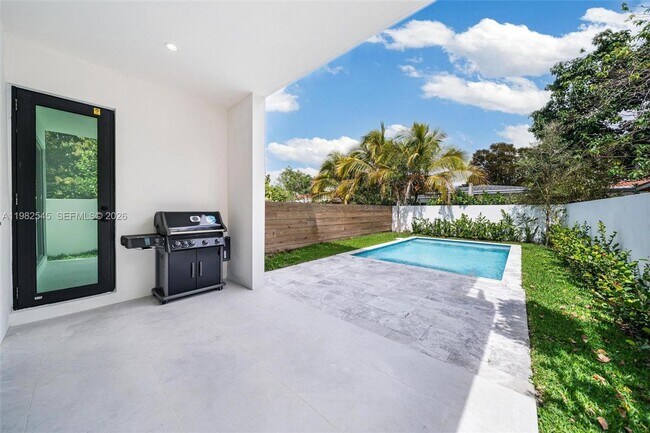 Building Photo - 2937 SW 21st St