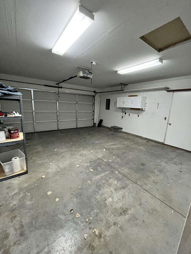 Building Photo - 950 Gregory Ln