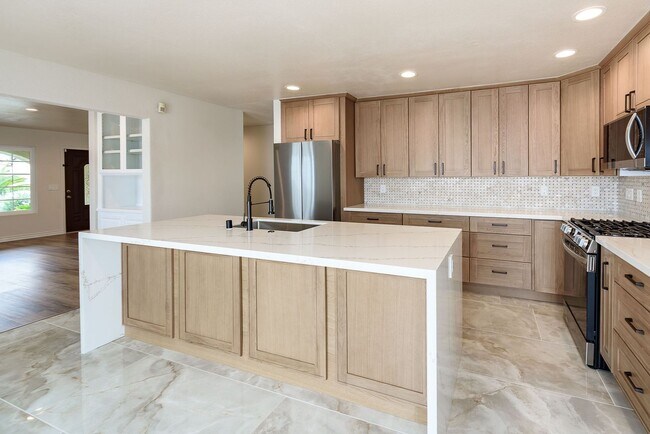 Building Photo - Your Newly Renovated Huntington Beach Oasi...