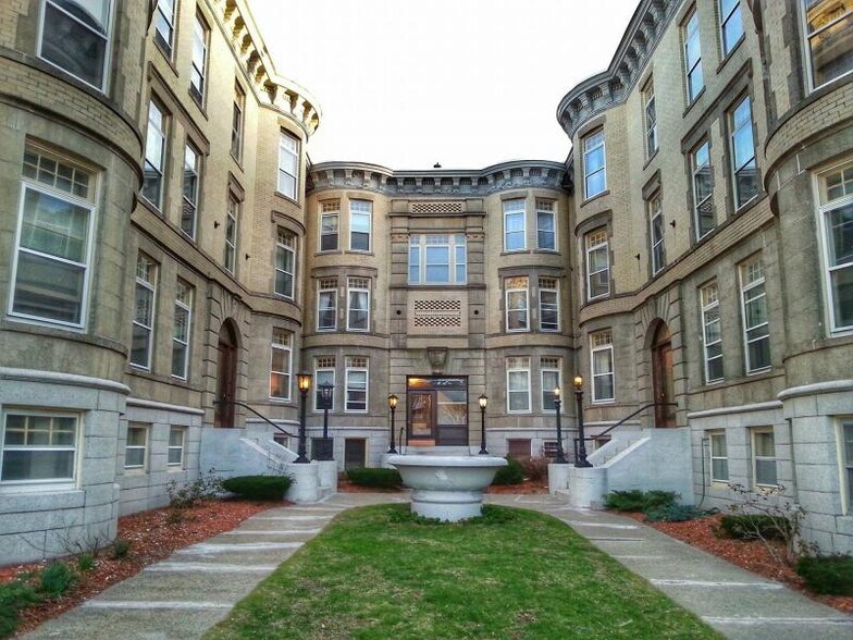 Building Photo - 1675 Beacon St