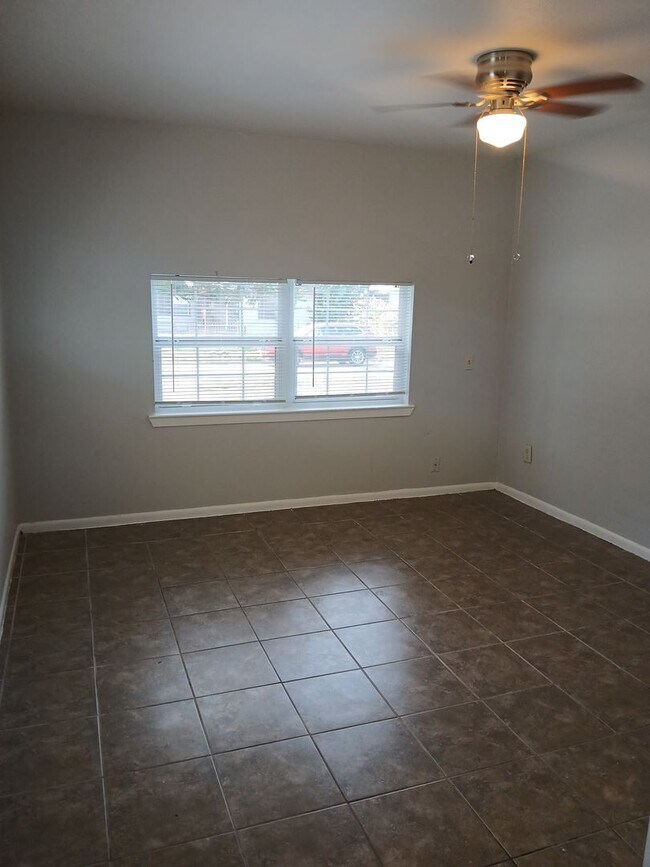 Building Photo - 4 Bedrooms and 1 Bath Near Hwy 75 and Fore...