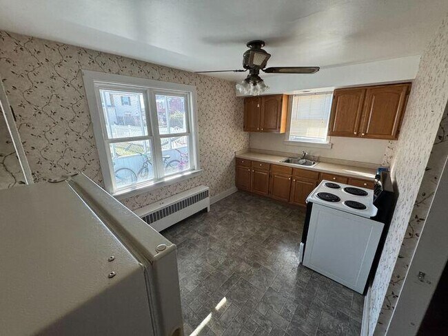 Building Photo - 212 W Pine Ave