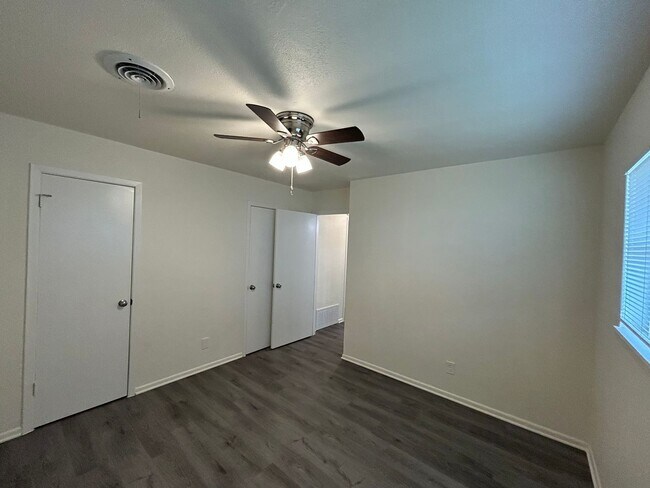 Building Photo - Ginder Properties1 (3601 Catalina Dr)