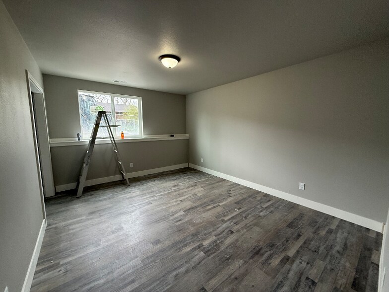 Building Photo - 1327 Lynn Ave