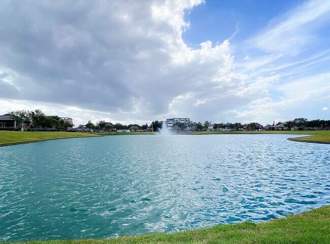 Building Photo - 2402 Sunlight Ln