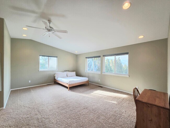 Building Photo - Grandiose Home on 1 Acre -- in East Wenatchee for Rent!!