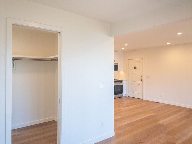 Building Photo - Stunning, Fully Remodeled Jr. 1bd/1ba! Remodeled! Private Deck! Parking! Laundry! PROGRESSIVE!