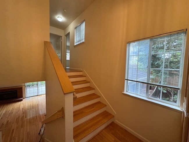 Building Photo - Wonderful 3 bedroom Tri-level townhome wit...