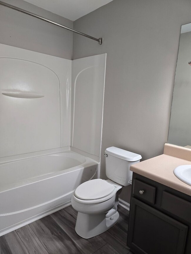 Building Photo - Beautiful 3 bed 2.5 bath available in Rive...