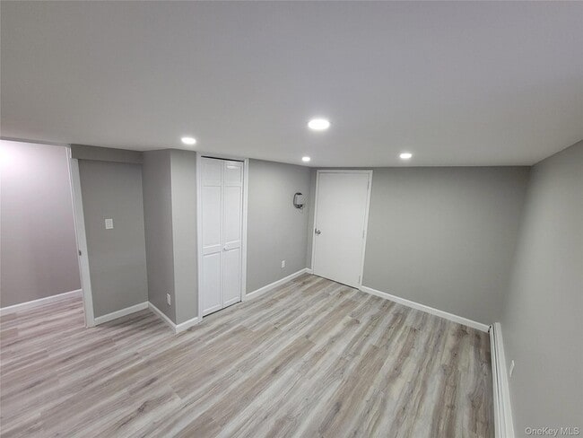 Building Photo - 96 Hallock Landing Rd