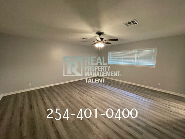 Building Photo - 111 Country Club Dr