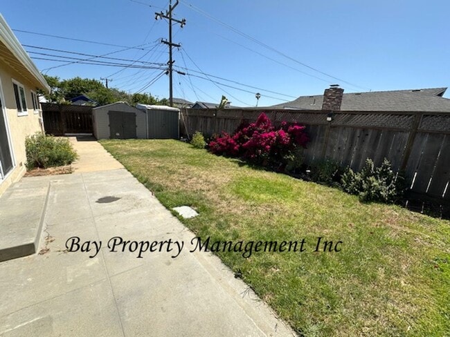 Building Photo - Beautifully Updated 3 Bedroom Home on a Corner Lot
