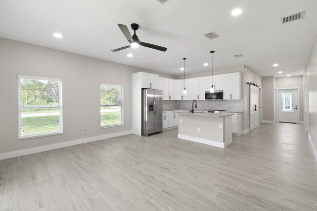 Building Photo - 1388 NW Charlie Green Dr