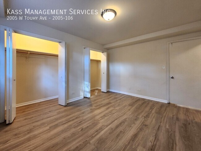 Building Photo - 2005 W Touhy Ave