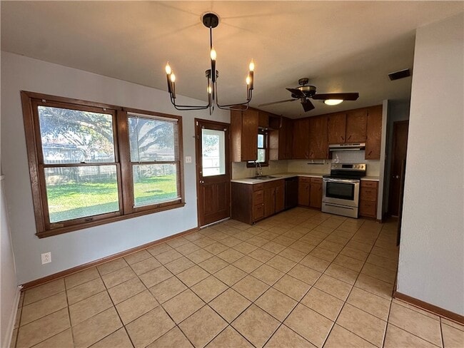 Building Photo - 117 Holly Dr