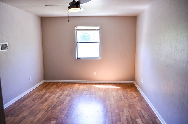 Building Photo - Nice 3 Bedroom 2 Bath Condo on Ironwood Golf Course
