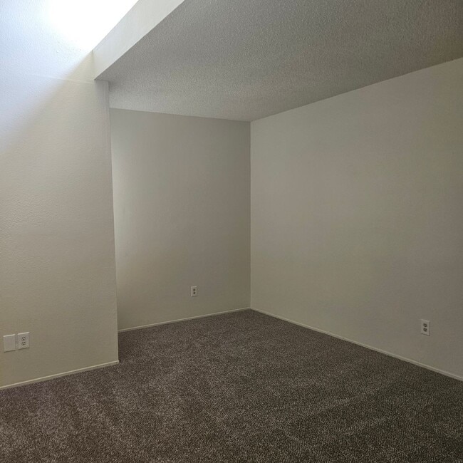 Building Photo - 2 Bedroom Townhouse