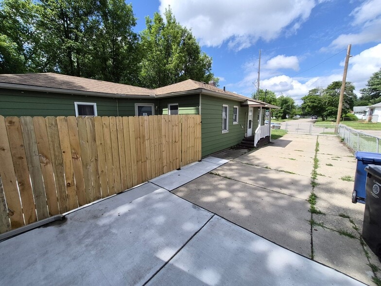 Building Photo - 1621 Stocker Ave