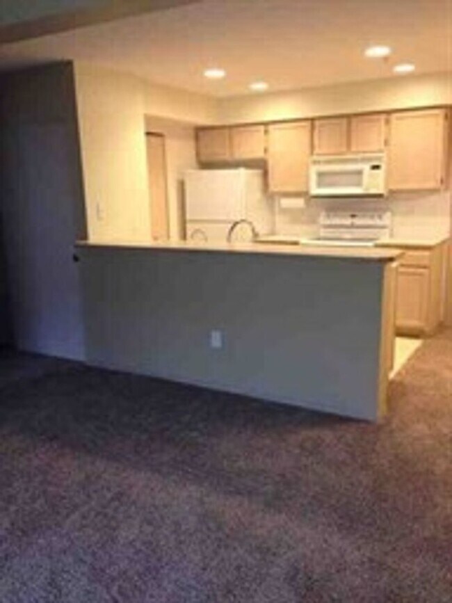 Building Photo - Charming 2-Bedroom Ground-Level Home in Qu...