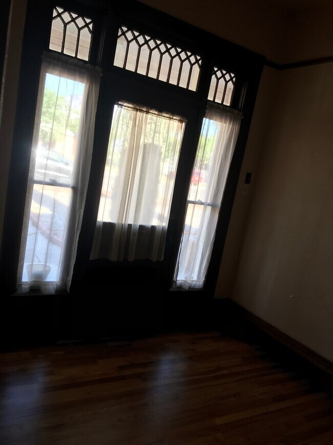 Building Photo - Lovely Historical Home