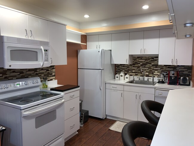 Building Photo - 2121 Cottingham Dr