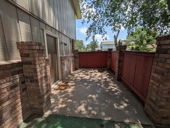 Building Photo - 501/503 Southtrail Dr