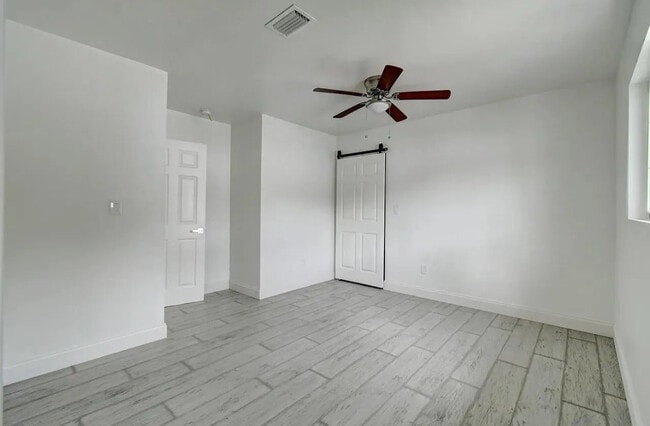 Building Photo - 702 42nd St