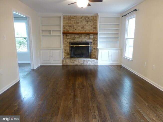 Building Photo - 11415 Jordan Ln