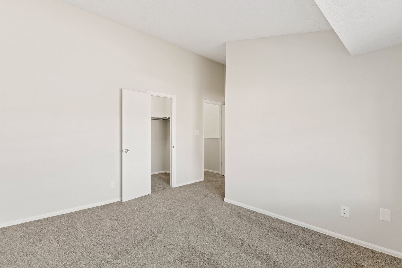 Building Photo - Upgraded 3-Bed Townhome Just Minutes from ...