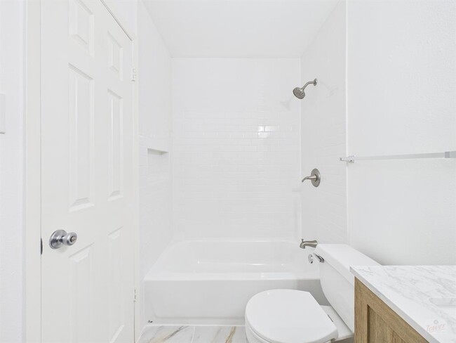 Building Photo - 1305 Hollow Creek Dr