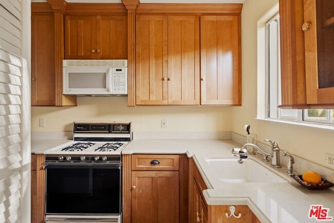 Building Photo - 2057 N Las Palmas Ave