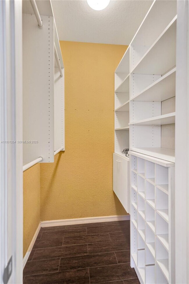 Building Photo - 2057 SE Avon Park Dr