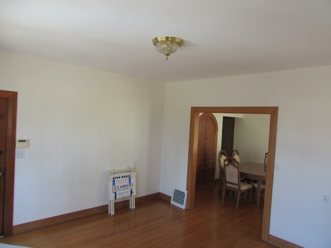 Living Room - 2217 A Ocean Ave - 2213 Ocean Ave