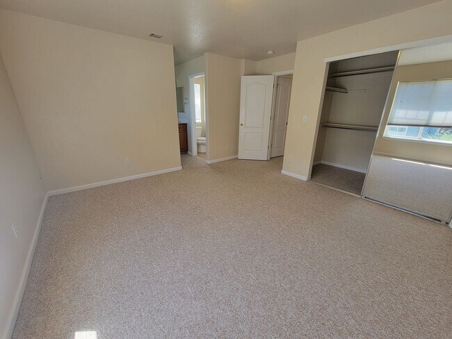 Building Photo - West Longmont 2 story single family home f...