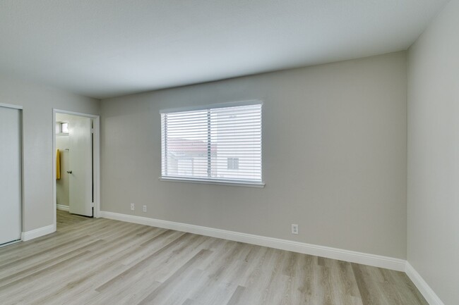 Building Photo - Upgraded 3bedroom house near Buffalo and W...