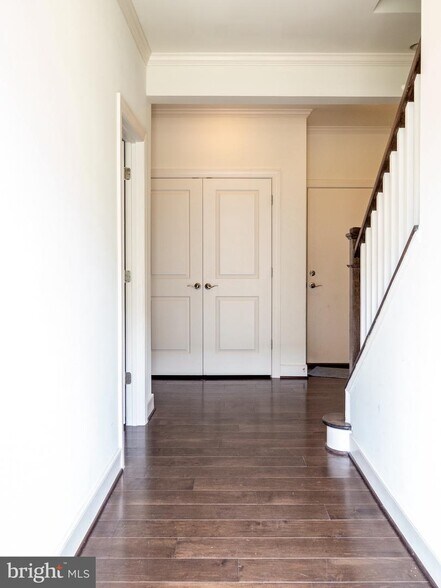 Building Photo - 727 Crown Park Ave