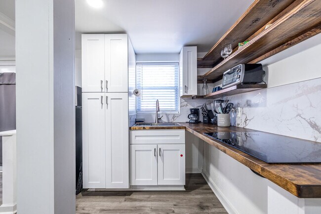 Building Photo - 1122 Elaine Dr