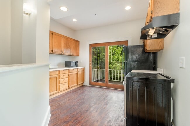 Building Photo - Spacious 5 Bed | 2 Bath Home in the Heart ...