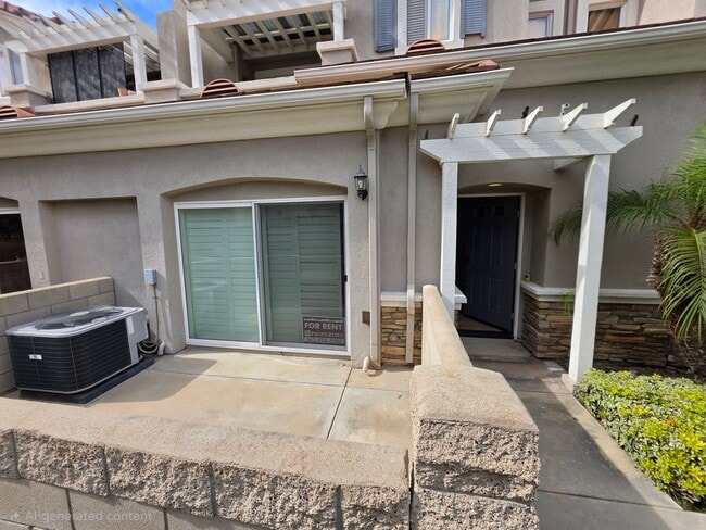 Building Photo - Stylish 3 Bedroom Townhome in Prime Huntington Beach Location