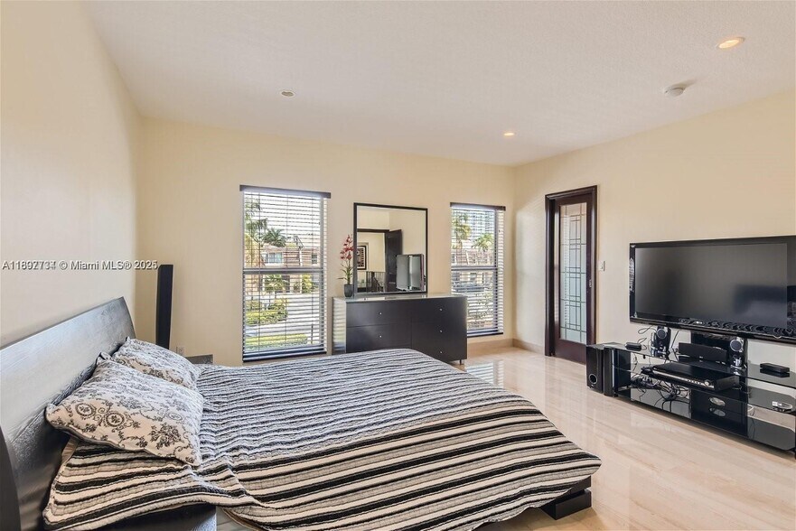 Building Photo - 3864 NE 167th St