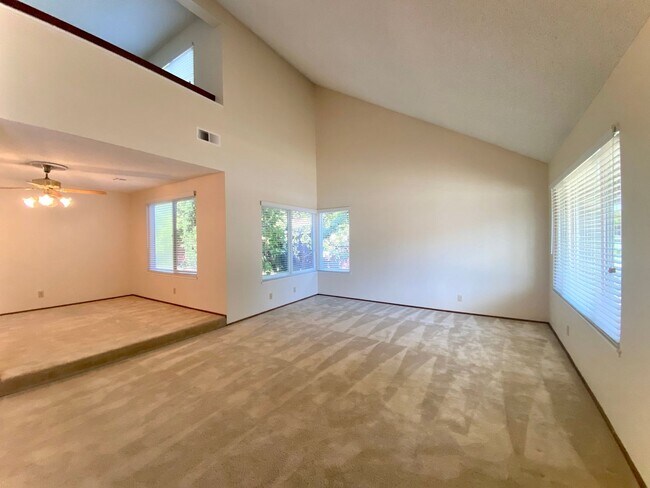 Building Photo - Spacious 4-bedroom home with Bonus Loft located in Union City! – Beautiful Backyard!