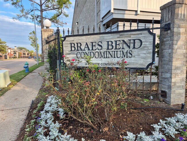 Building Photo - 10847 Braes Bend Dr