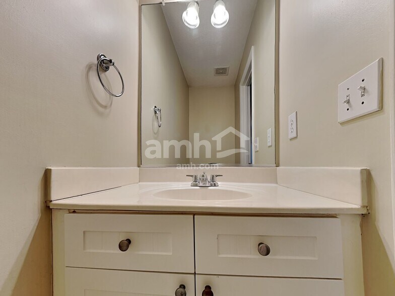 Building Photo - 6217 Highland Brook Dr