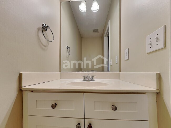 Building Photo - 6217 Highland Brook Dr