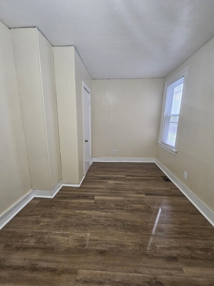 Building Photo - 34 Hallock St